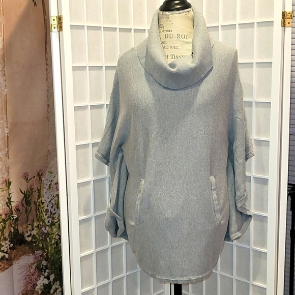 White House Black Market Sweaters - 𝅺white House Black Market Sweater Cape